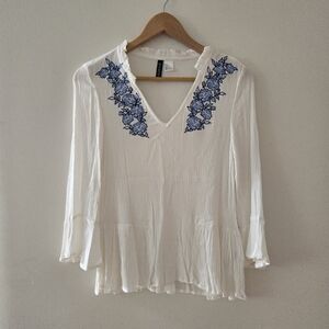 BNWOT H&M blue floral applique white blouse size 0 fits size small